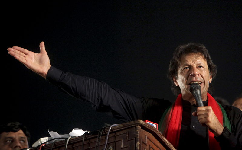 © Reuters. File photo of Khan, cricketer-turned-politician and chairman of the Pakistan Tehreek-e-Insaf (PTI) political party, addressing his supporters during a by-election campaign rally in Lahore