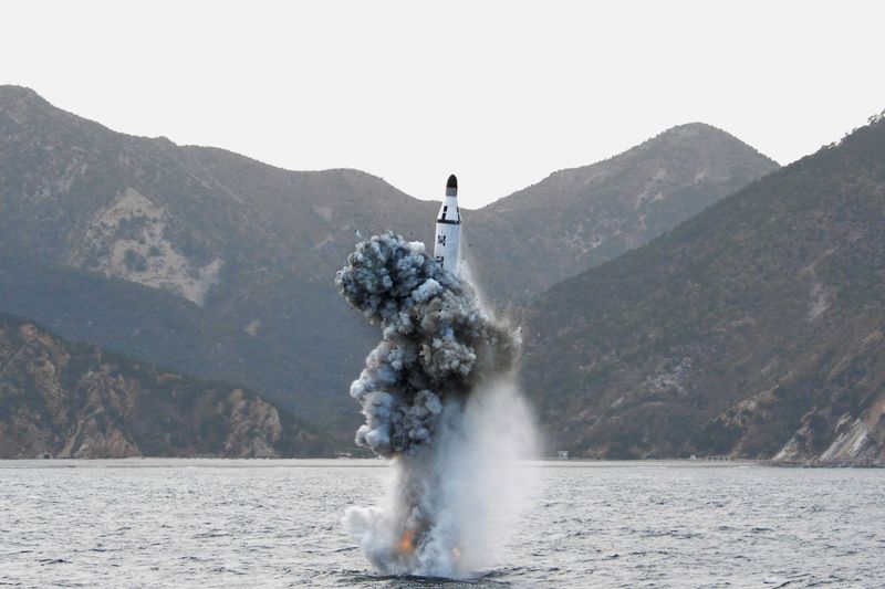 © Reuters. Corea del Norte dice lanzamiento de un misil submarino fue "un gran éxito"