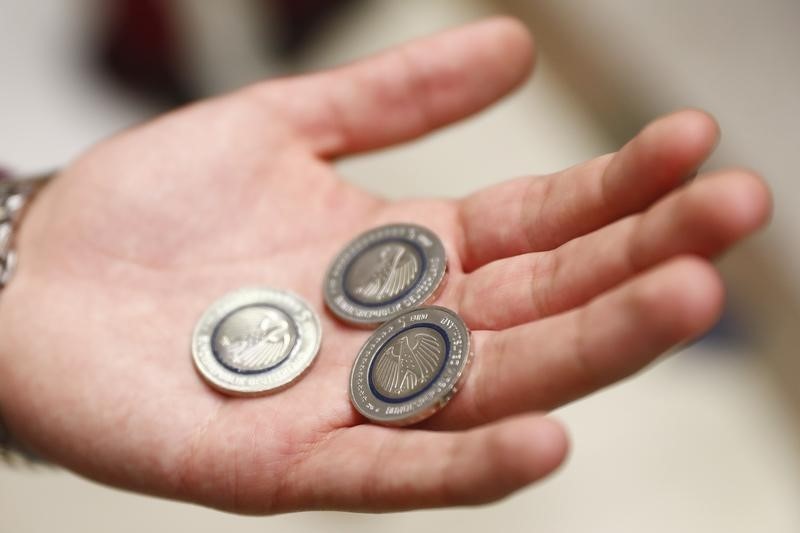 © Reuters. Una moneda de 5 euros válida sólo en Alemania desata la nostalgia por el marco