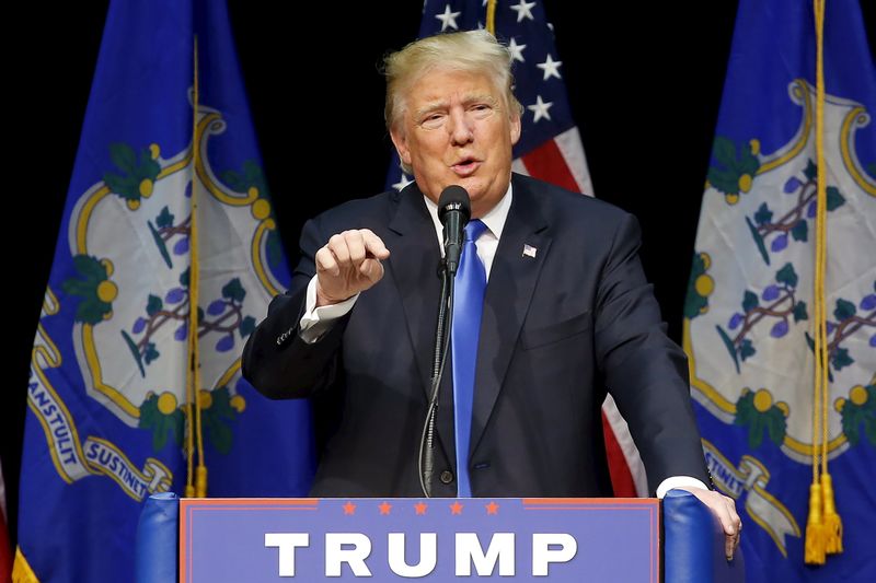 © Reuters. U.S. Republican presidential candidate Trump speaks to supporters during a campaign rally at Crosby High School, in Waterbury, Connecticut, U.S.