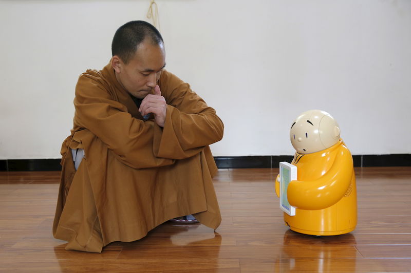 © Reuters. Un monje robot integra ciencia y budismo en un templo chino