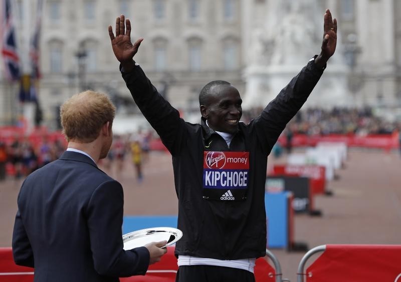 © Reuters. Kipchoge gana la maratón de Londres a escasos segundos del récord del mundo