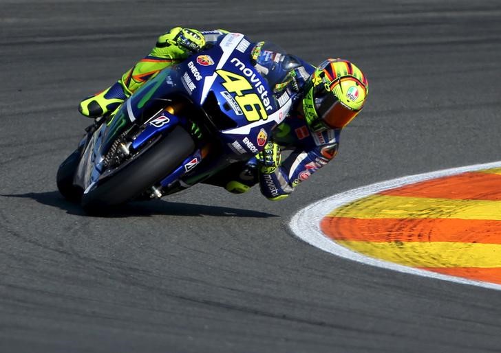 © Reuters. Yamaha MotoGP rider Rossi of Italy takes a curve during the Valencia Motorcycle Grand Prix in Cheste, near Valencia