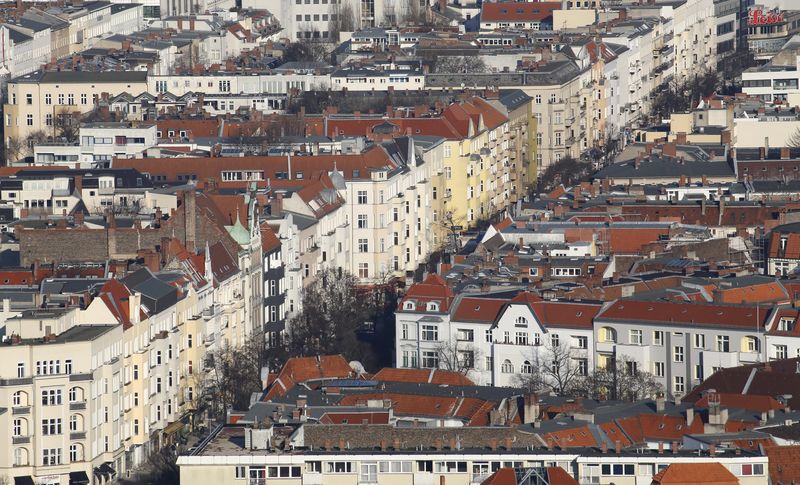 © Reuters. Apartment buildings are seen at Kantstrasse street at Berlin's Charlottenburg district