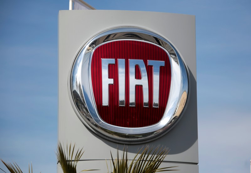 © Reuters. A Fiat company logo is seen outside an automobile dealership in Nice