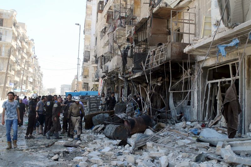 © Reuters. مع استعار المعارك في حلب .. طرق الهروب محدودة