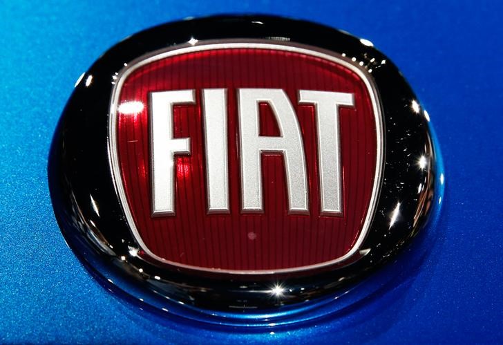 © Reuters. El logo de Fiat se ve en un modelo de la compañía en la Feria Automotriz de Los Angeles
