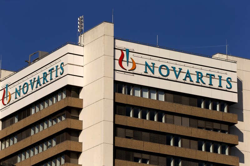 © Reuters. El logo de la compañía farmacéutica suiza Novartis en el edificio de su sede central en Basilea