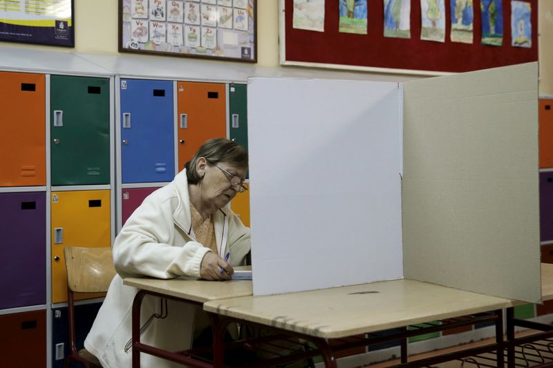 © Reuters. توقعات بفوز الحزب الحاكم في صربيا بالانتخابات البرلمانية