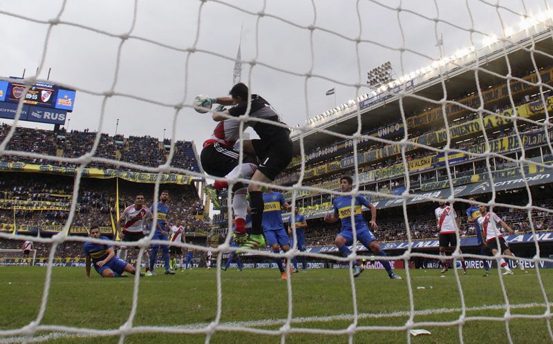 © Reuters. Football Soccer - Boca Juniors v River Plate - Argentine First Division