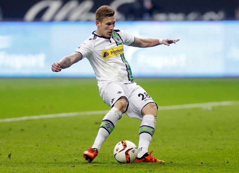 © Reuters. Andre Hahn of Borussia Moenchengladbach scores the first of his two goals with a penalty against Eintracht Frankfurt during their German first division Bundesliga soccer match in Frankfurt