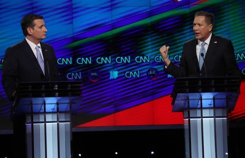 © Reuters. Republican U.S. presidential candidate Cruz listens to rival Kasich during the candidates debate in Miami