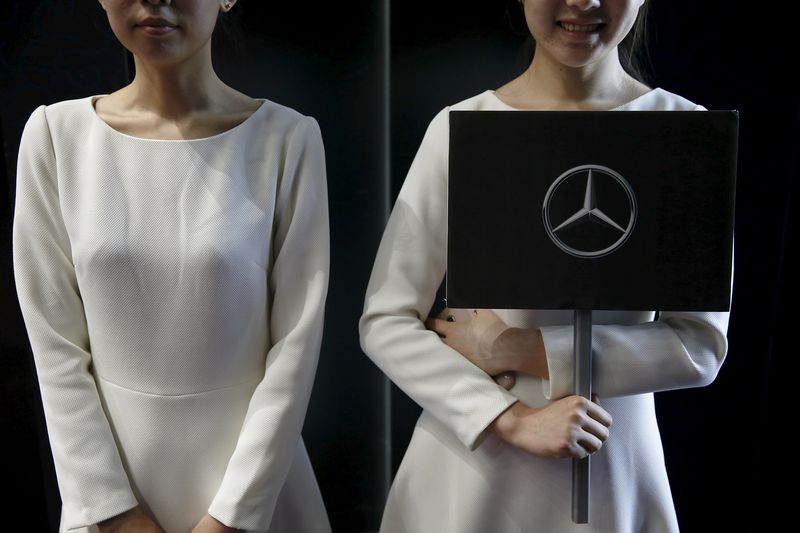 © Reuters. A hostess holds a Mercedes sign during a world premiere ceremony for the new Mercedes Benz E-Class Long Wheelbase in Beijing