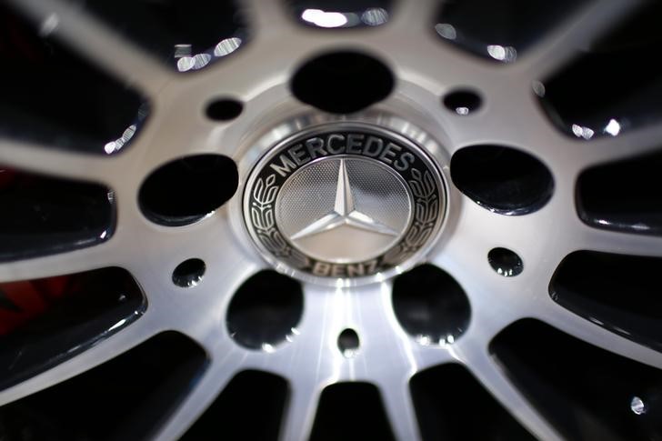 © Reuters. The logo of Mercedes-Benz is pictured on a wheel of a car prior to the Daimler annual shareholder meeting in Berlin