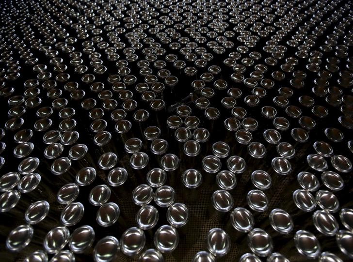 © Reuters. Aluminum cans are seen at the assembly line of Rexam Beverage Can in Jacarei