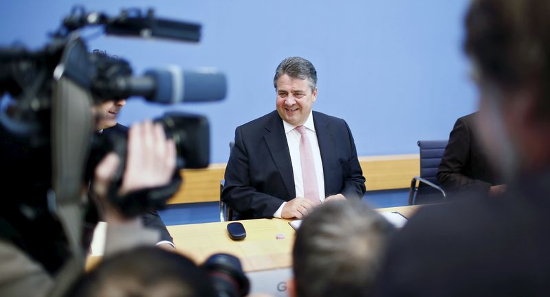 © Reuters. German Economy Minister Gabriel arrives to present the spring economic outlook at a news conference in Berlin