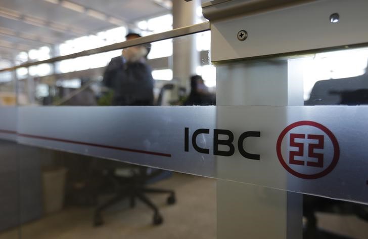 © Reuters. An employee speaks on the phone at ICBC headquarters in Beijing