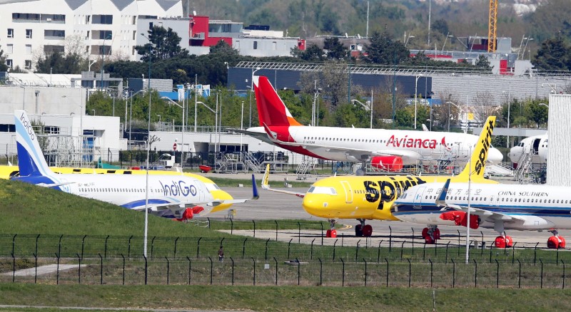 © Reuters. Undelivered Airbus A320neo without their engines seen parked at Toulouse Airport, Southwestern France