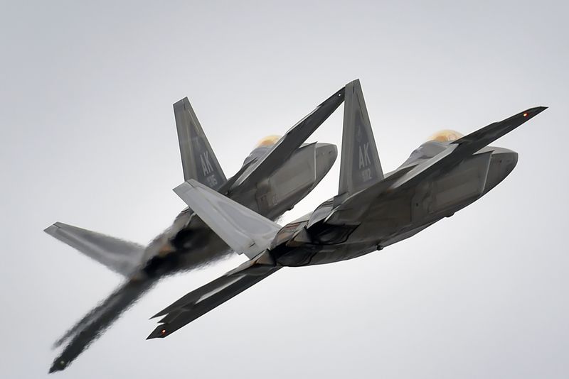 © Reuters. Caças F-22 da Força Aérea dos EUA durante exercício militar no Alasca