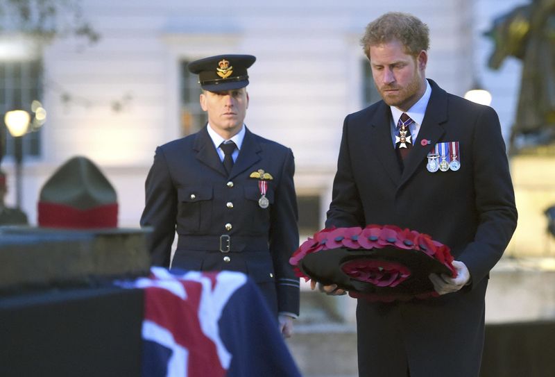 © Reuters. Prince Harry lays a wreath on Anzac Day at Wellington Arch in London