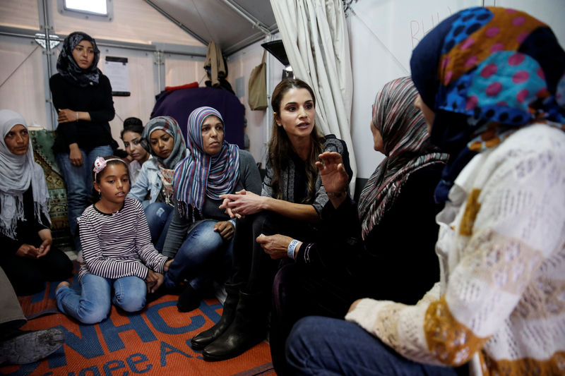 © Reuters. Queen Rania of Jordan meets with Syrian refugee women during her visit at the Kara Tepe refugee camp on the Greek island of Lesbos