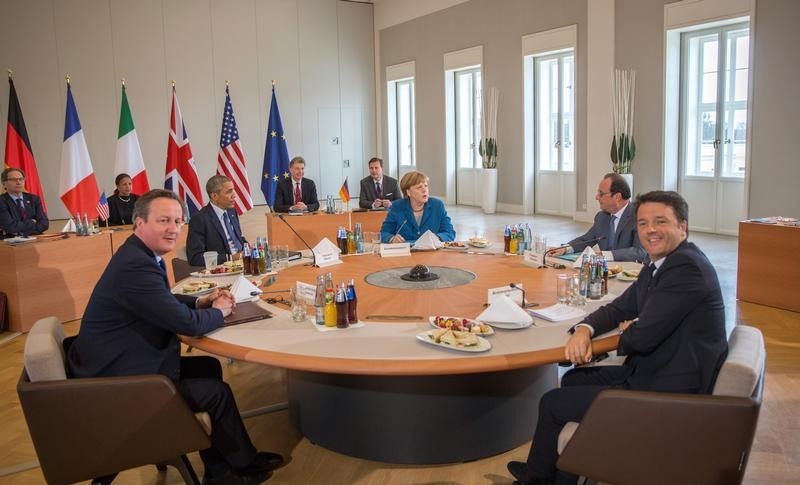 © Reuters. Hannover, Matteo Renzi e David Cameron in primo piano al tavolo del vertice G5 di oggi