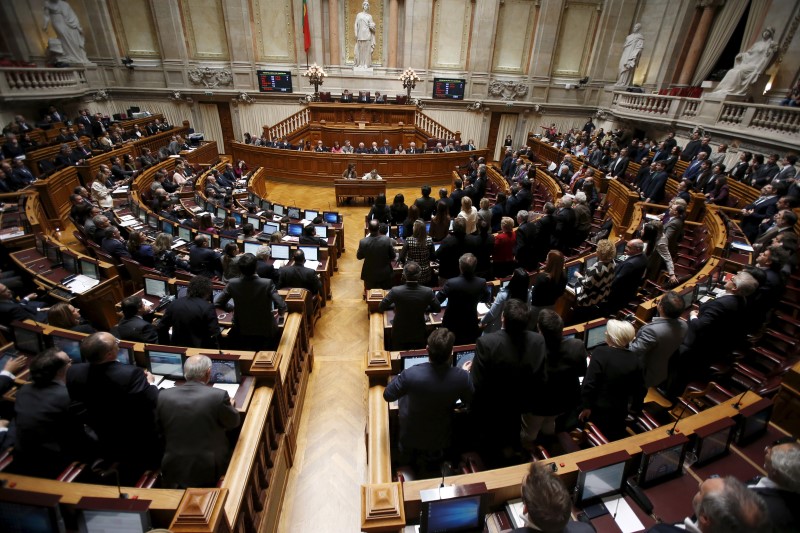 © Reuters. Politicians vote at the end of debate on 2016 state budget at the parliament in Lisbon