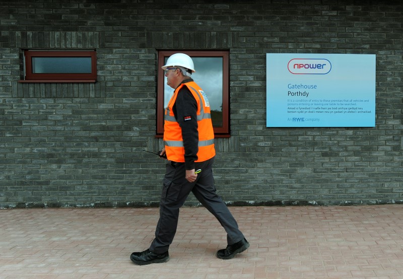 © Reuters. A worker walks at energy company RWE npower's new gas-fired Pembroke Power Station, in Pembroke, Wales