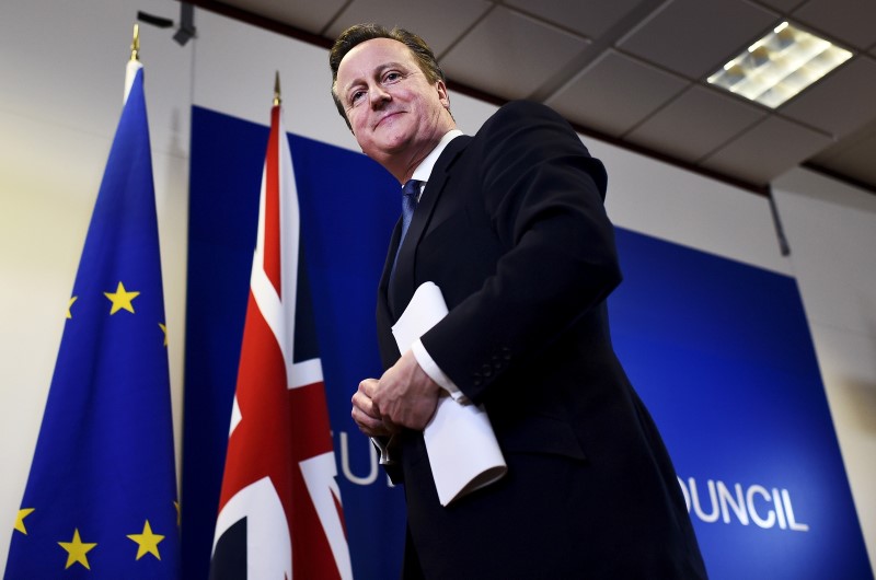 © Reuters. British Prime Minister David Cameron smiles as he leaves a European Union leaders summit in Brussels