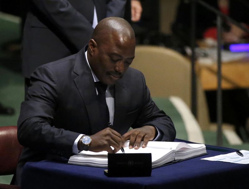 © Reuters. Congo President Joseph Kabila signs the Paris Agreement on climate change at United Nations Headquarters in New York