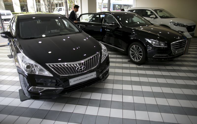 © Reuters. Visitors look at a Genesis' new model EQ900 at its dealership in Seoul