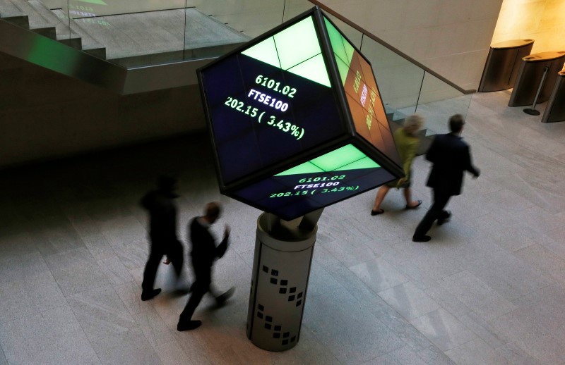 © Reuters. People walk through the lobby of the London Stock Exchange in London