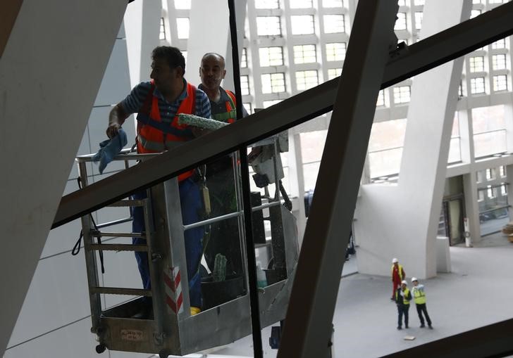 © Reuters. Windowcleaners work inside new headquarters of ECB in Frankfurt 