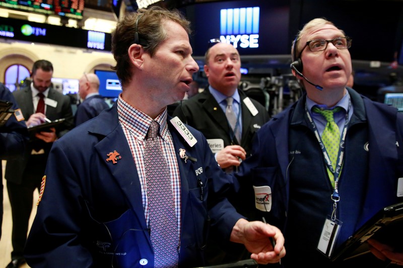 © Reuters. Traders work on the floor of the New York Stock Exchange shortly after the opening bell in New York 