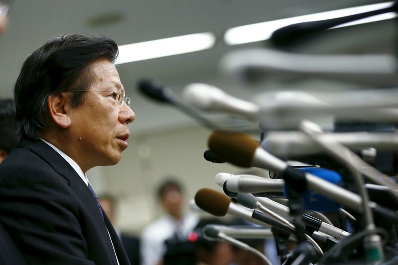 © Reuters. Mitsubishi Motors Corp President Tetsuro Aikawa speaks during a news conference at the transport ministry in Tokyo