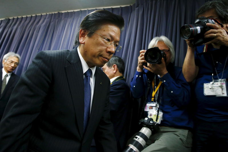 © Reuters. Mitsubishi Motors Corp's President Tetsuro Aikawa attends a news conference at the transport ministry in Tokyo