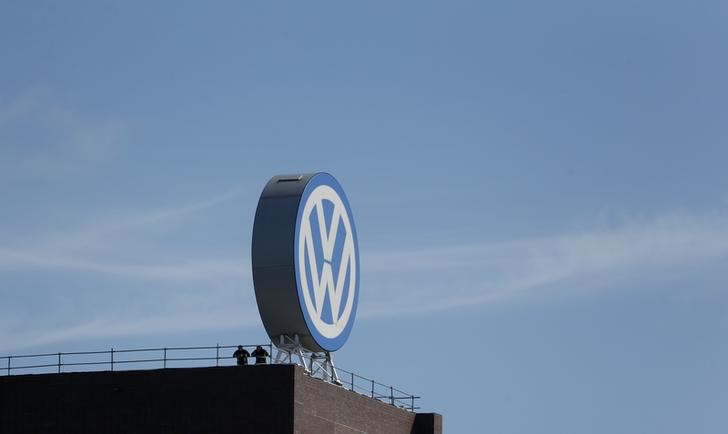 © Reuters. A Volkswagen logo is pictured at Volkswagen's headquarters in Wolfsburg