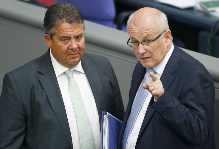 © Reuters. Volker Kauder, parliamentary faction talks with Economy Minister Gabriel as members of Bundestag vote on Greece's third bailout programme in Berlin