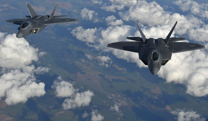 © Reuters. Истребители F-22 Raptor в небе над Европой