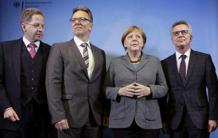 © Reuters. German Chancellor Merkel arrives at Germany's public authorities Joint Terrorism Defense Center GATZ in Berlin