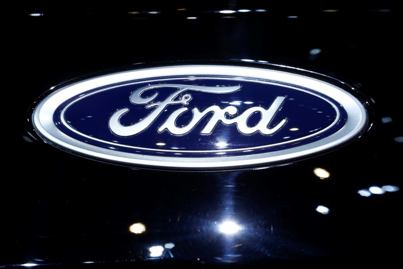 © Reuters. A logo of Ford is pictured on a car at the 86th International Motor Show in Geneva