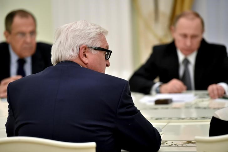 © Reuters. Russian President Putin and Foreign Minister Lavrov meet German Foreign Minister Steinmeier in Moscow