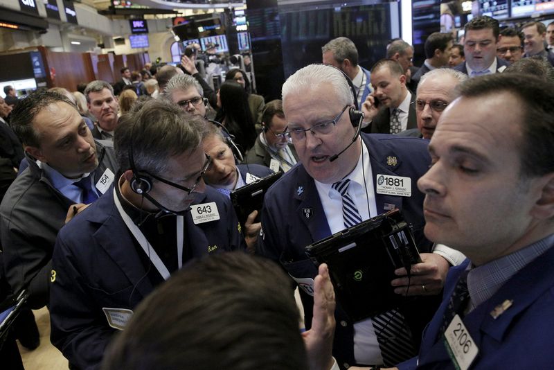 © Reuters. Traders work on the floor of the NYSE