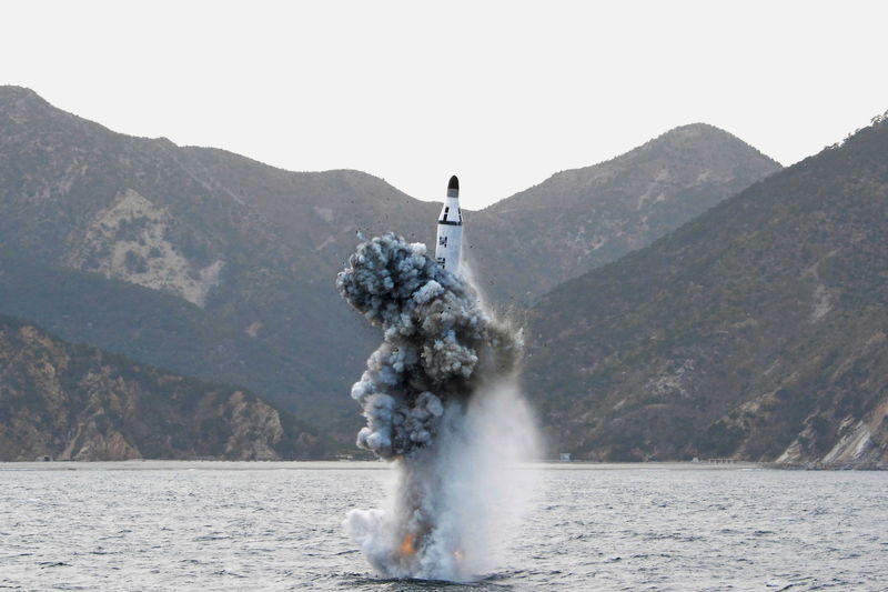 © Reuters. Líder norte-coreano Kim Jong Un orienta teste com míssil de submarino 