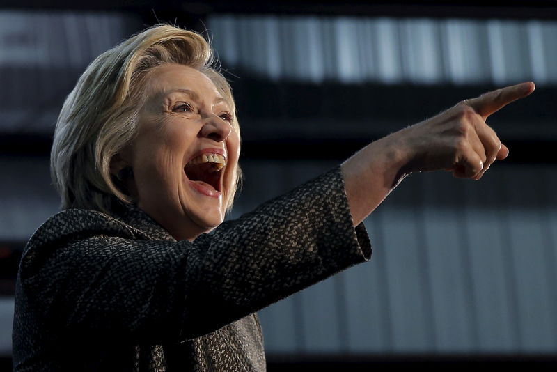 © Reuters. Hillary Clinton sorri em evento de campanha em Hammond