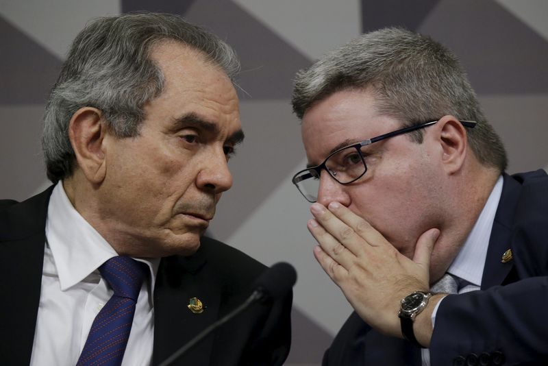 © Reuters. Senador Raimundo Lira conversa com Anastasia em Brasília