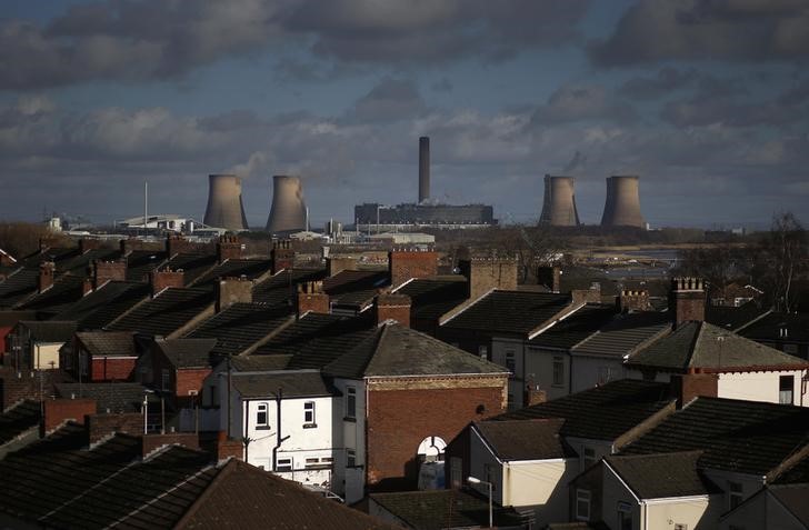 © Reuters. Fiddlers Ferry coal fired power station is seen as it rises above the rooftops of houses in Widnes, in northern England