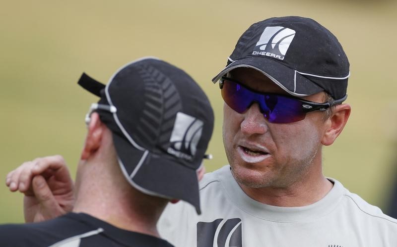 © Reuters. New Zealand's bowling coach Donald talks to his team player Styris during a cricket practice session in Chennai