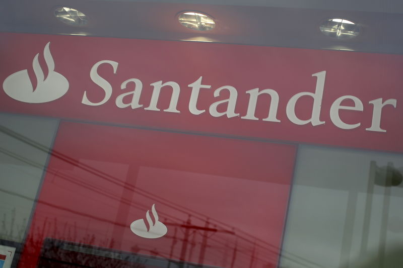 © Reuters. El margen de intereses y el beneficio de Santander se contraen 5 pct a marzo 