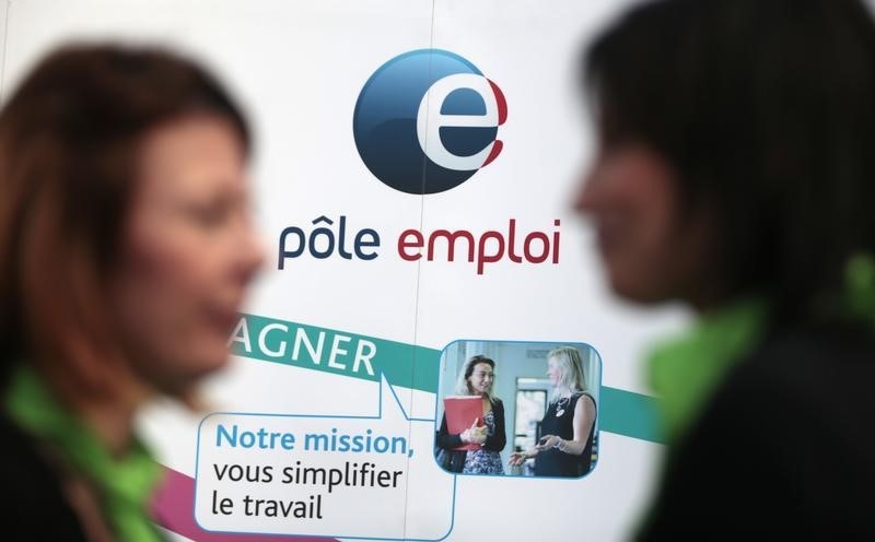 © Reuters. Job seekers are seen at a National Agency for Employment (Pole Emploi) stand during a job forum in Nice